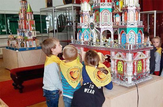 Dzieci oglądają makietę zamku